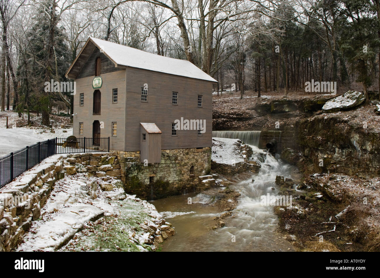 Beck s Mühle und Wasser aus der Höhle Frühling im Winter Washington County Indiana Stockfoto