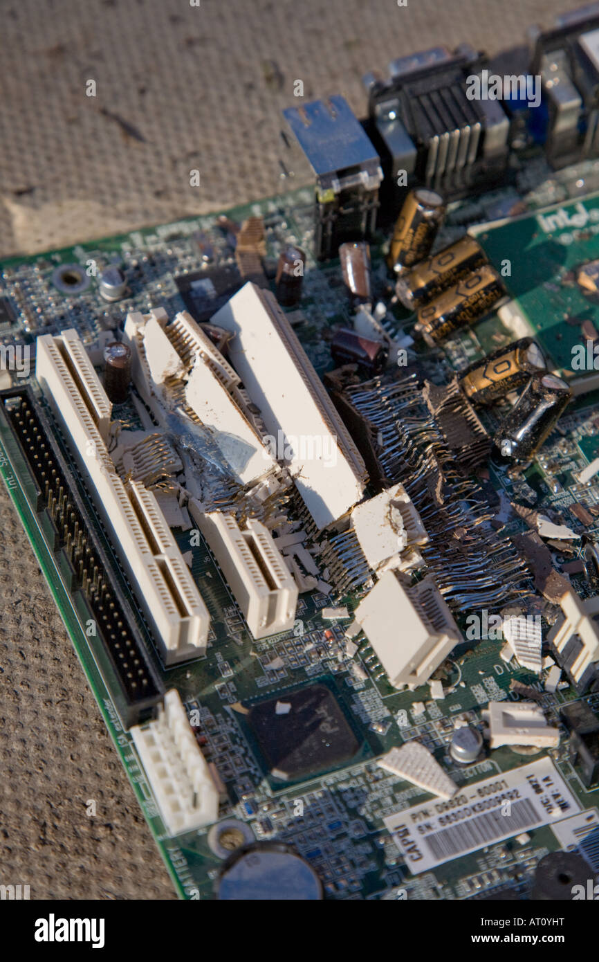 Defekte Leiterplatten und Komponenten aus der IT-Welt Stockfoto