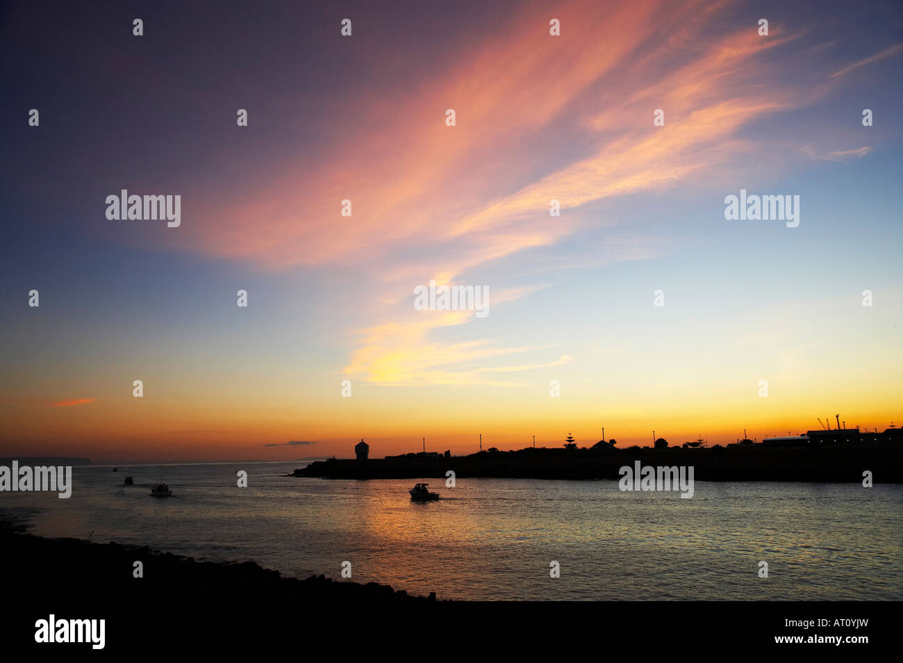 Hafeneinfahrt und Angelboote/Fischerboote an Dawn Napier Hawkes Bay Nordinsel Neuseeland Stockfoto