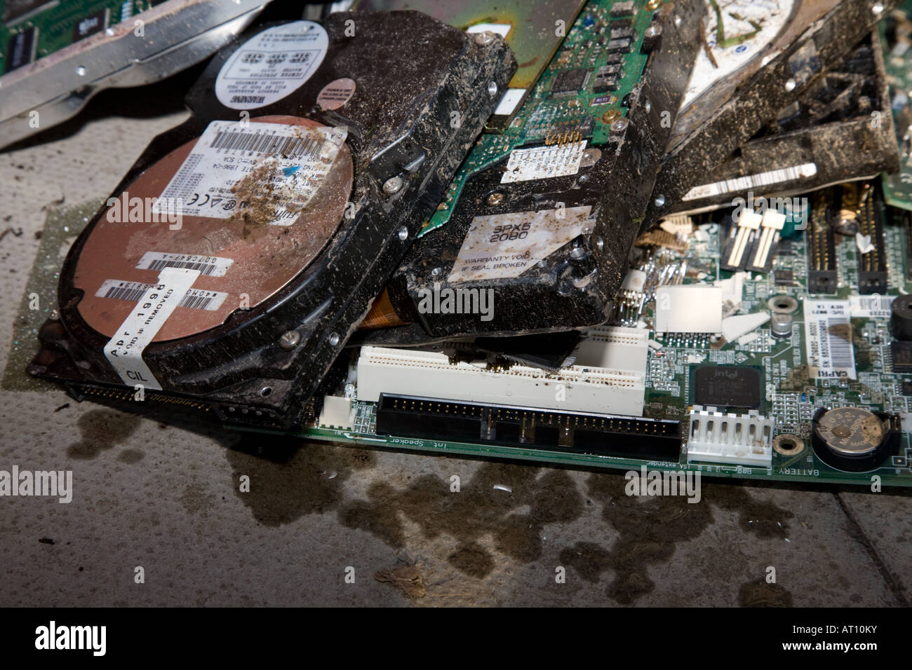 Defekte Leiterplatten und Komponenten aus der IT-Welt Stockfoto