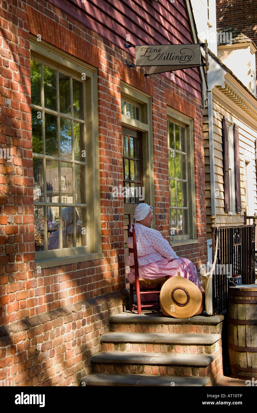 Verkäuferin bei Modewaren-Geschäft in Colonial Williamsburg Stockfoto