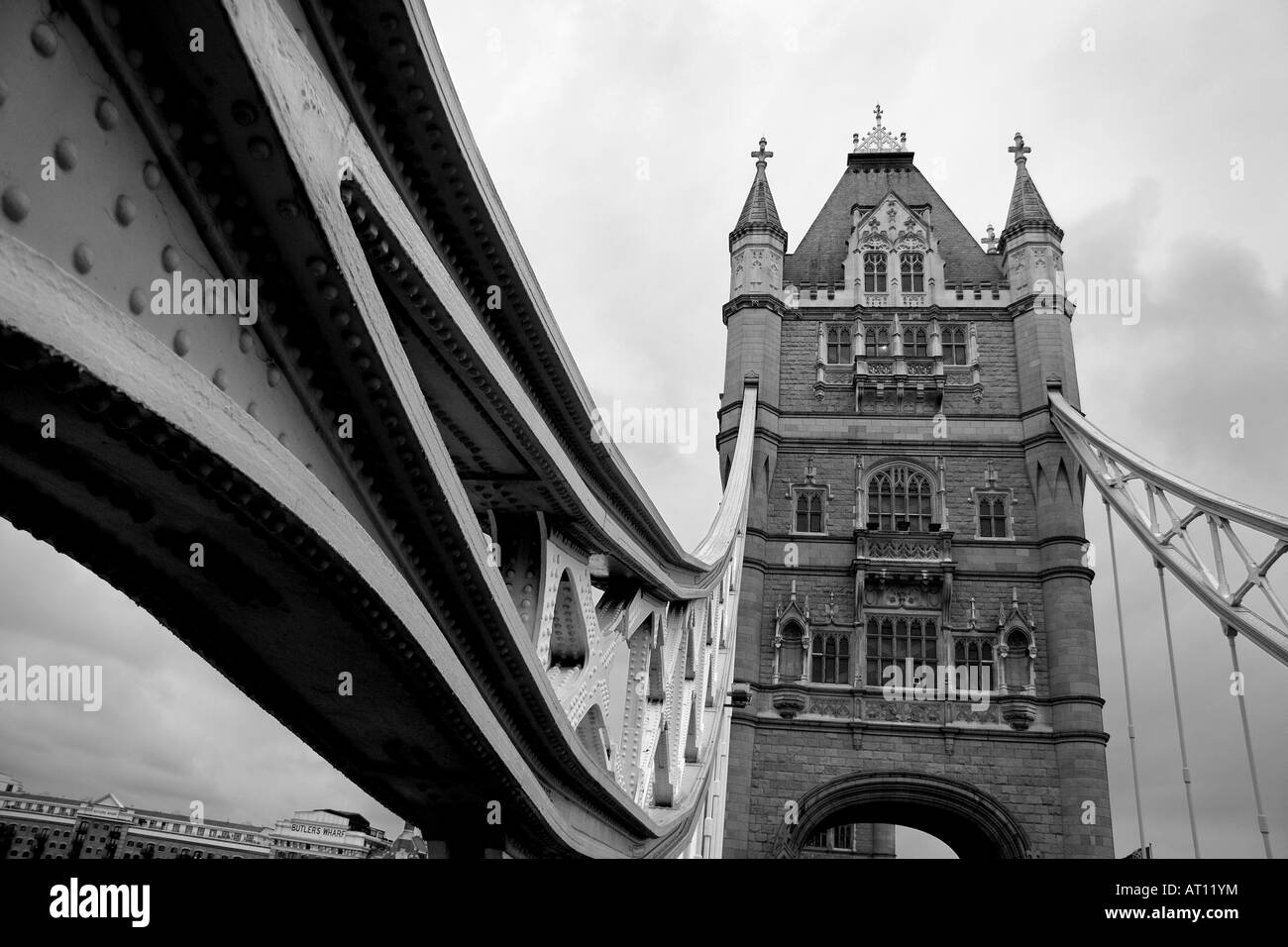 Tower Bridge (manchmal verwirrt als London Bridge) eine kombinierte Bascule und Hängebrücke, die Themse, London erstreckt sich über Stockfoto