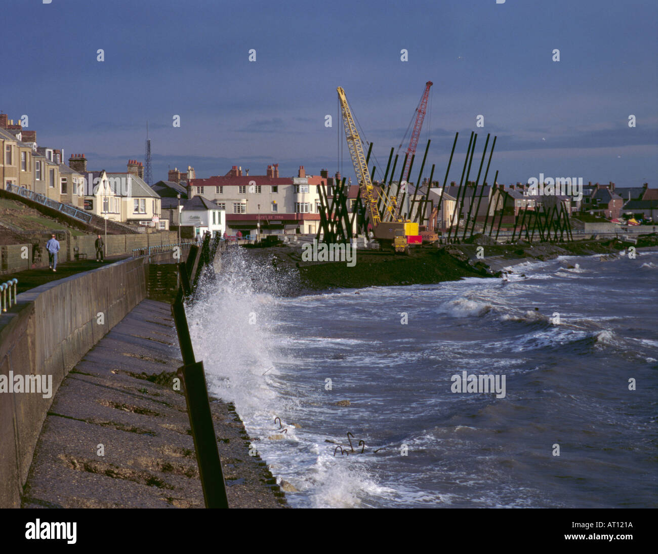 Küstenschutz; Bau einer neuen Stahlbetonwellenwand in Newbiggin-by-the-Sea, Northumberland, England, Großbritannien. 1989 Stockfoto