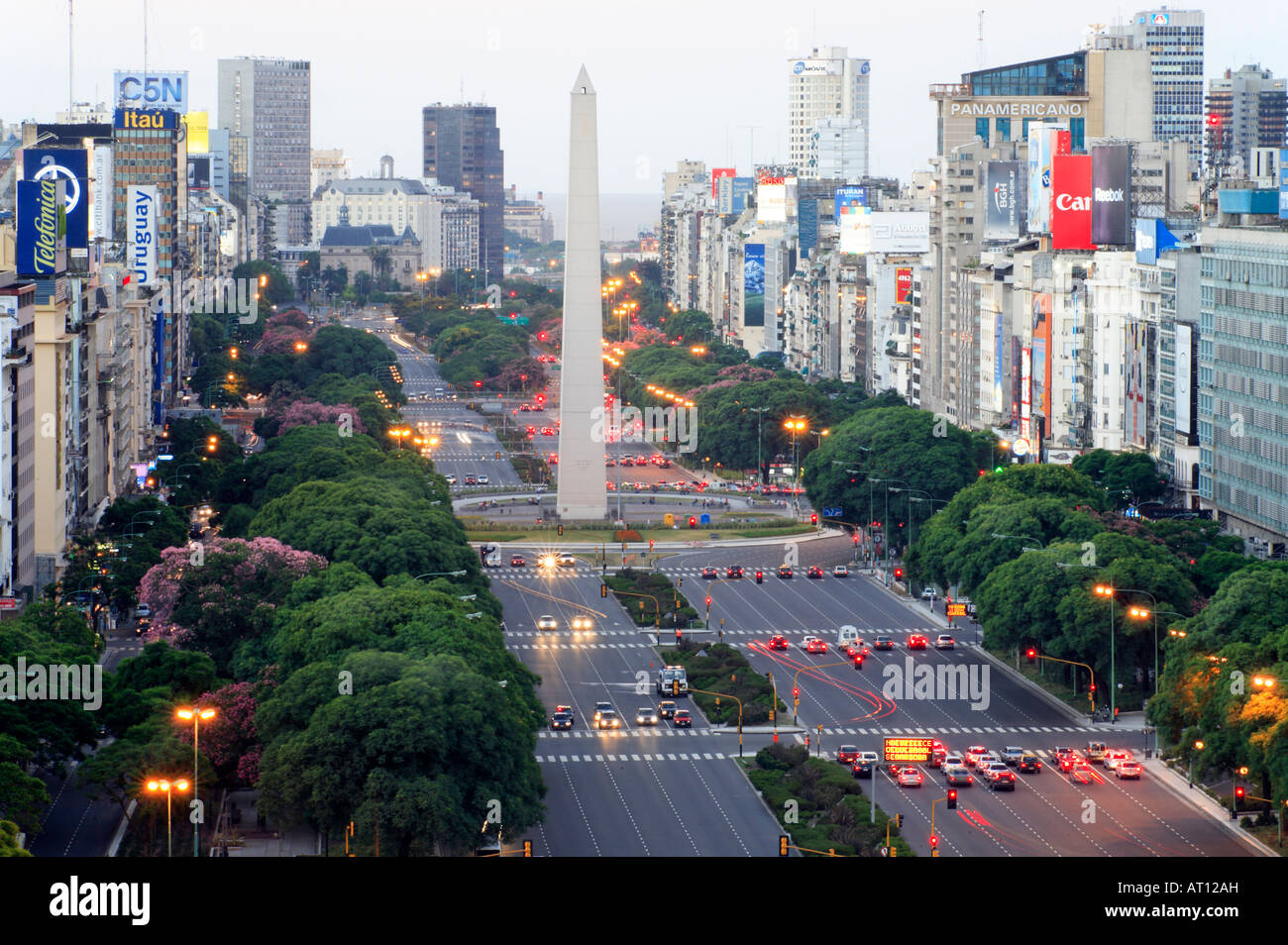 Luftaufnahme der Avenida 9 de Julio mit Obelisco Denkmal bei Sonnenuntergang. Buenos Aires, Argentinien Stockfoto