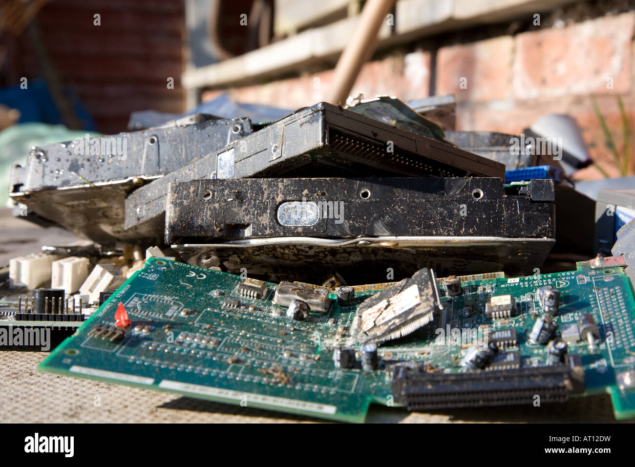 Defekte Leiterplatten und Komponenten aus der IT-Welt Stockfoto