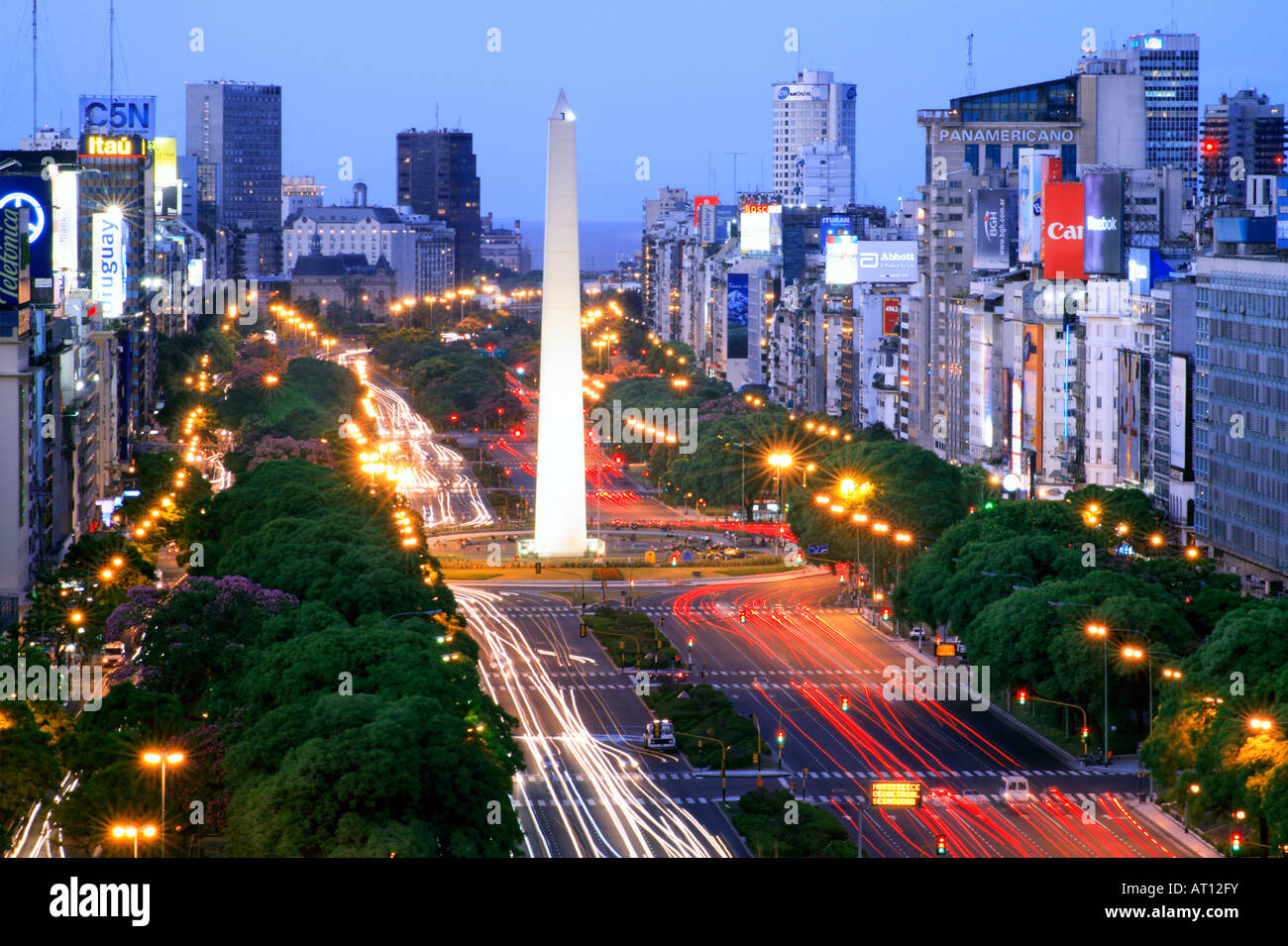 Luftaufnahme der Avenida 9 de Julio mit Obelisco Denkmal, in der Dämmerung, mit Auto-Licht-Linien. Langzeitbelichtung Buenos Aires, Argentinien Stockfoto