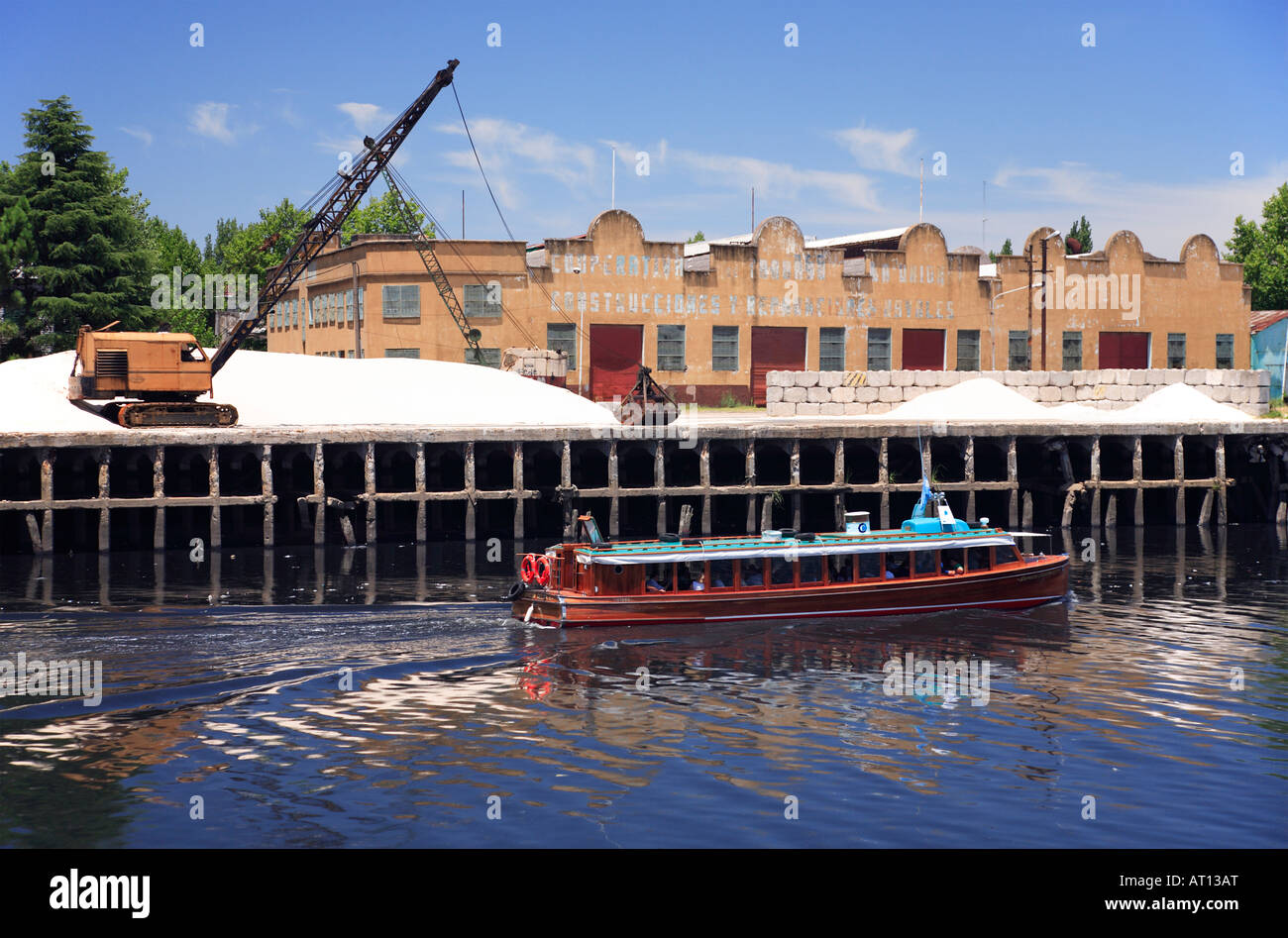 "Katamaran" Schiff vorbei vor der alten Krane im Bauladen vom Fluss "Riachuelo" bei "La Boca" Nachbarschaft, Buen Stockfoto