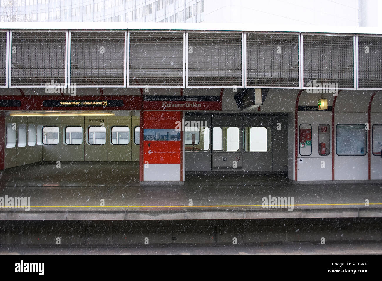 U-Bahnstation Kaisermühlen / Vienna International Center, Wien Stockfoto