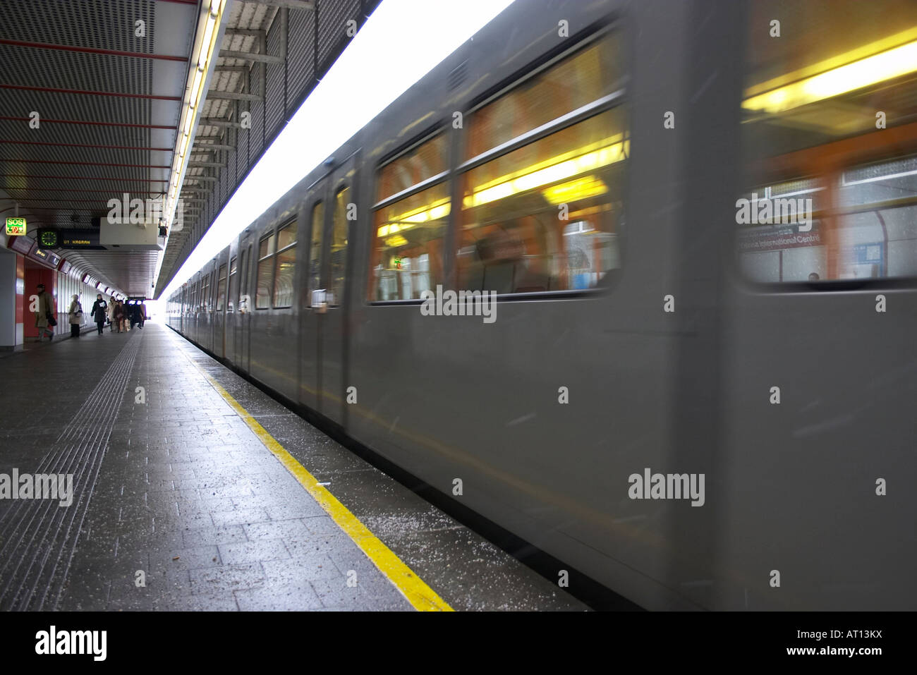 U-Zug in der Station Kaisermühlen / Vienna International Center, Wien Stockfoto