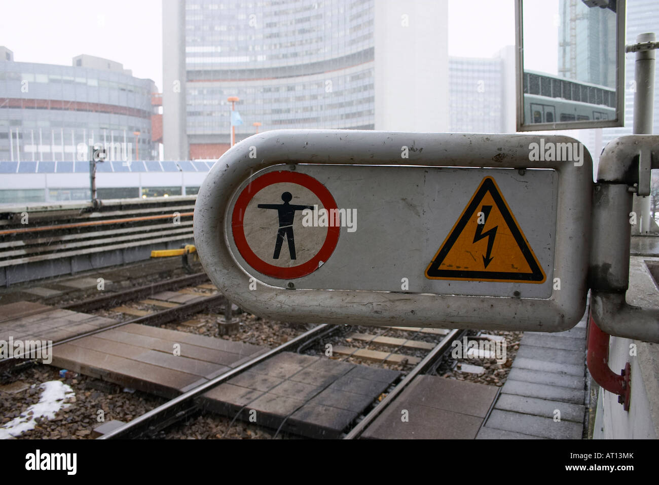 Kein Hausfriedensbruch Schild am u-Bahn station Kaisermühlen / Vienna International Center, Wien Stockfoto
