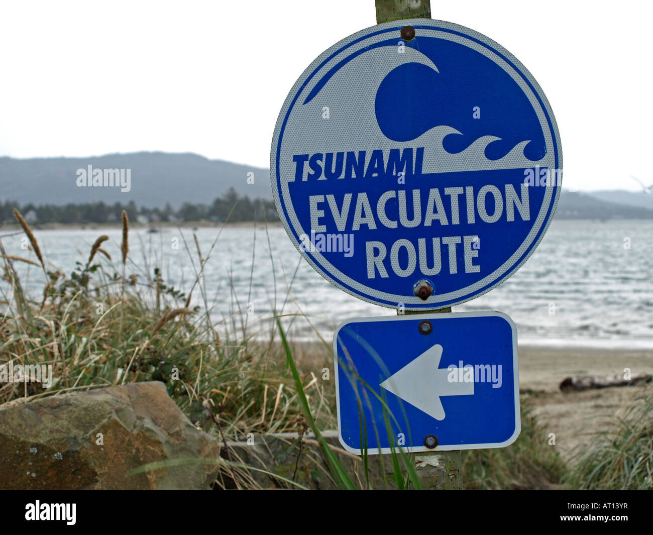 Ein Tsunami Evakuierung Zeichen in der Nähe von Lincoln City Oregon Stockfoto