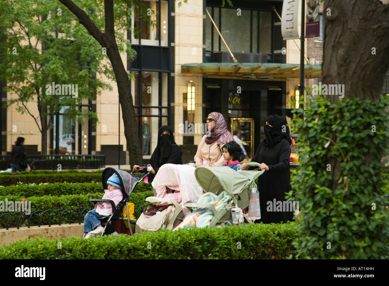 ILLINOIS-Chicago drei aufmerksamen muslimische Frauen Kinderwagen im  Wasserturm Park tragen von Burka und Kopftuch Stockfotografie - Alamy