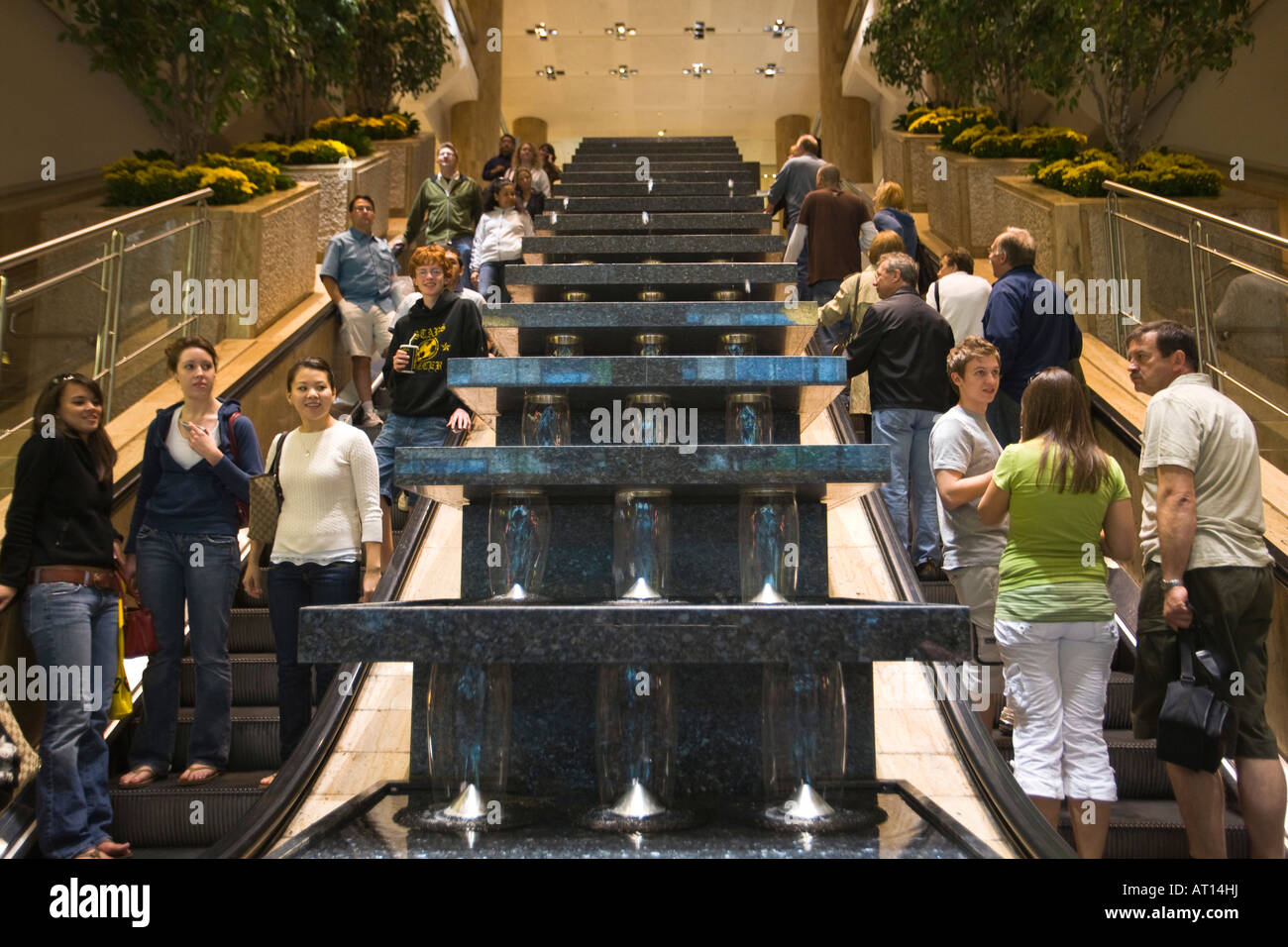 ILLINOIS-Chicago-Leute Reiten Rolltreppen in Water Tower Place Mall innen Brunnen im mittleren spritzt Wasser Stockfoto