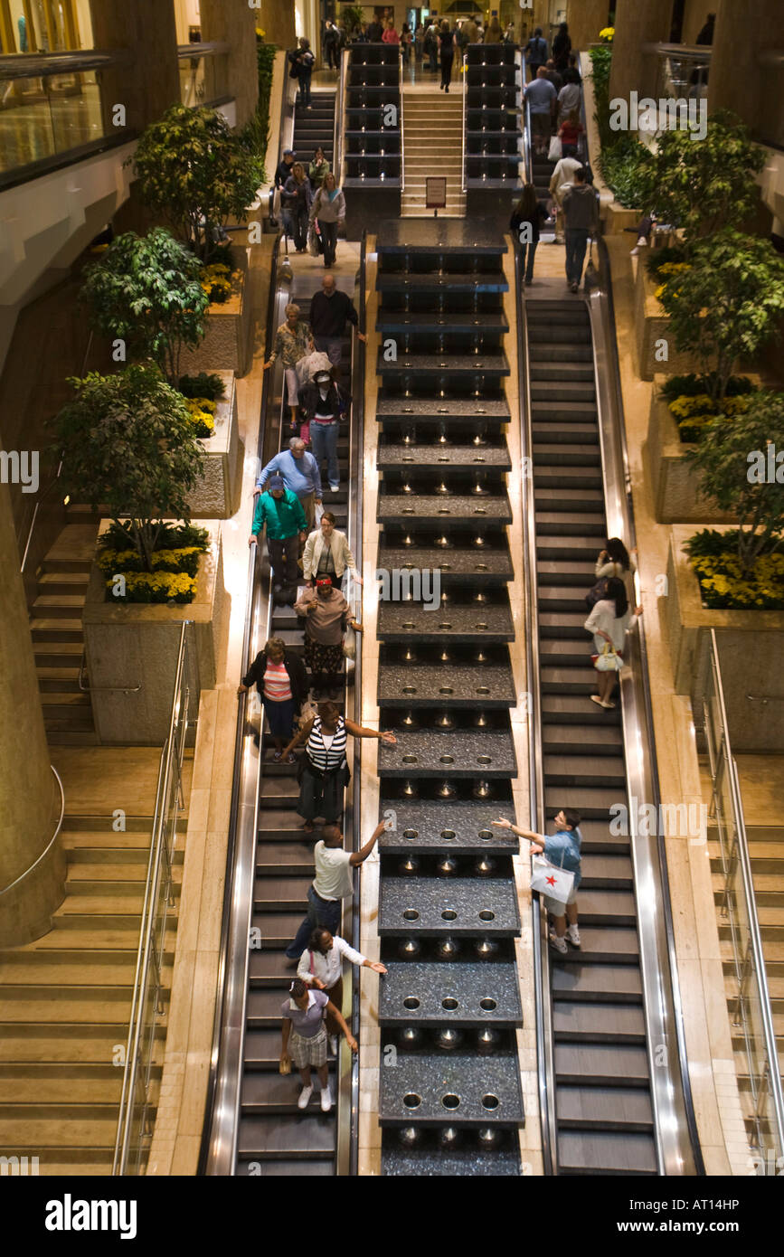 ILLINOIS-Chicago-Leute Reiten Rolltreppen in Water Tower Place Mall innen Brunnen im mittleren spritzt Wasser Stockfoto