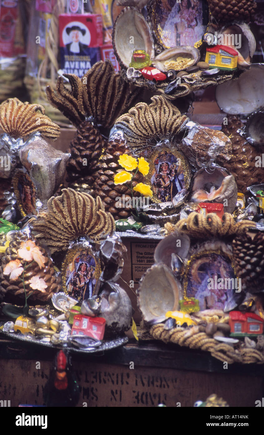 Miniatur Virgen von Copacabana Ornamenten verziert mit Muscheln und Seesternen zum Verkauf an Alasitas Festival, La Paz, Bolivien Stockfoto