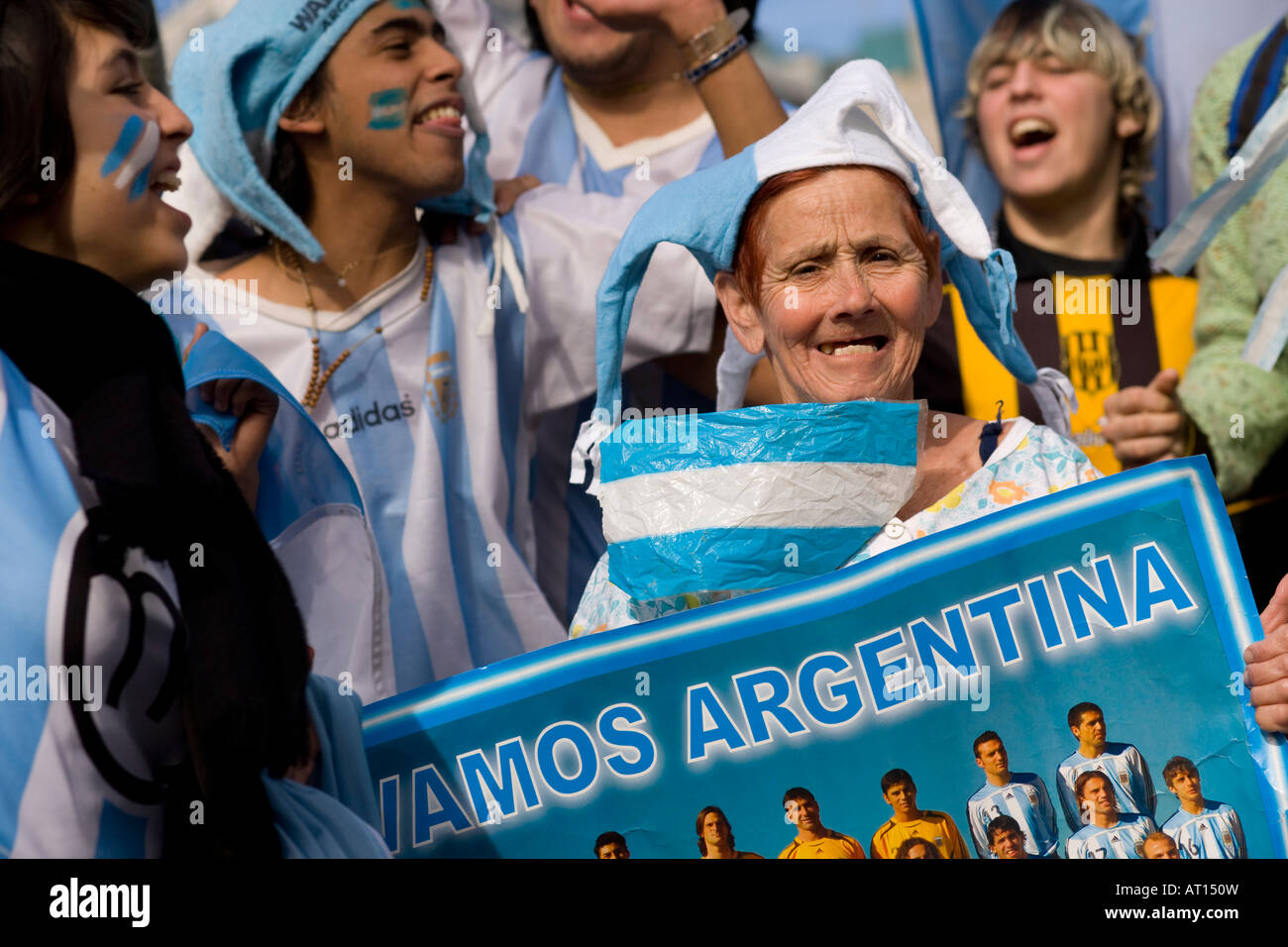 Argentinische Fußball, Fußball-Fans aller Altersgruppen. Kinder und schrullige Oma. Vamos Argentina! Stockfoto