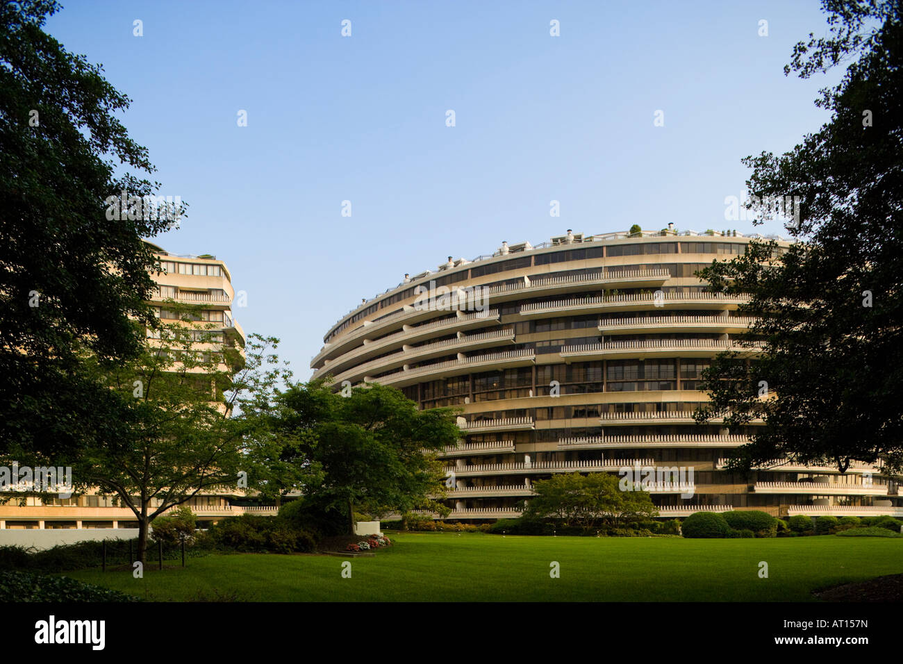 Das Watergate Komplex Washington DC US USA. Fassade der Büros von 600 New Hampshire. Seite des Garten- und Einzelhandel. Stockfoto