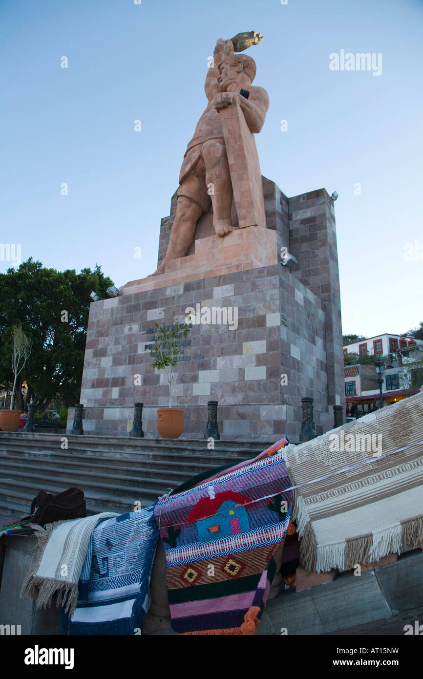 Mexiko Guanajuato Pipila Denkmal für die Helden in der mexikanischen Unabhängigkeit Bewegung Steinstatue von Mann mit erhobenen Arm decken Stockfoto