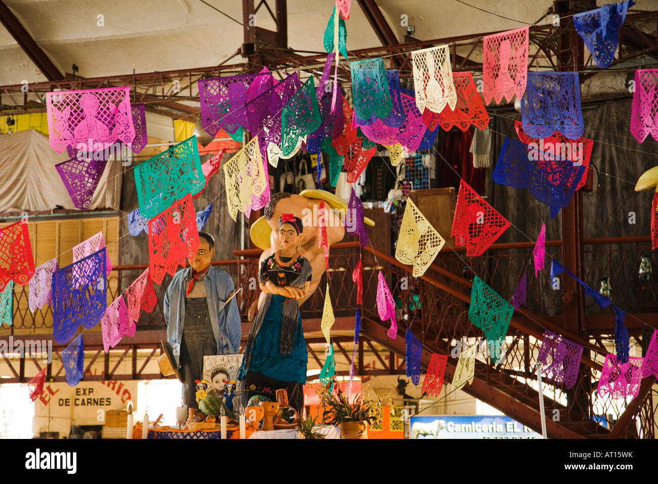 Mexiko Guanajuato Statuen von Frida Kahlo und Diego Rivera im Mercado Hidalgo Markthalle farbiges Papier Fahnen Dekorationen Stockfoto