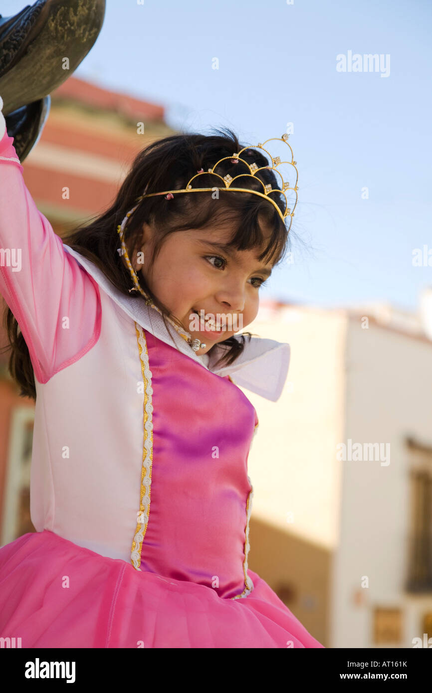 Mexiko Guanajuato junges mexikanisches Mädchen mit Tiara und rosa Kleid Stockfoto