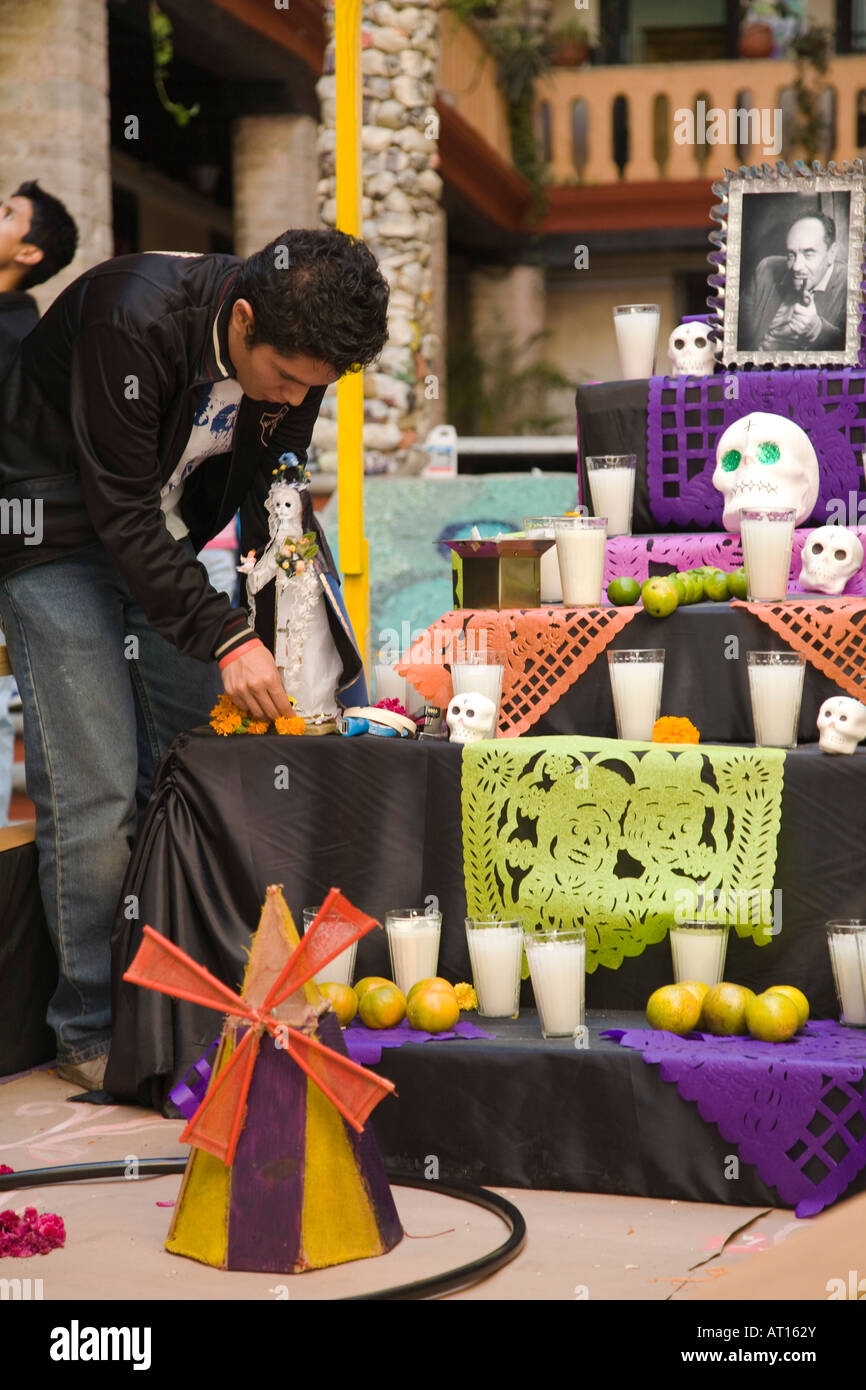 Mexiko Guanajuato Schülerinnen und Schüler bereiten Tag der Toten Schrein wie ein Boot farbiges Papier Kerzen und Schädel Stockfoto