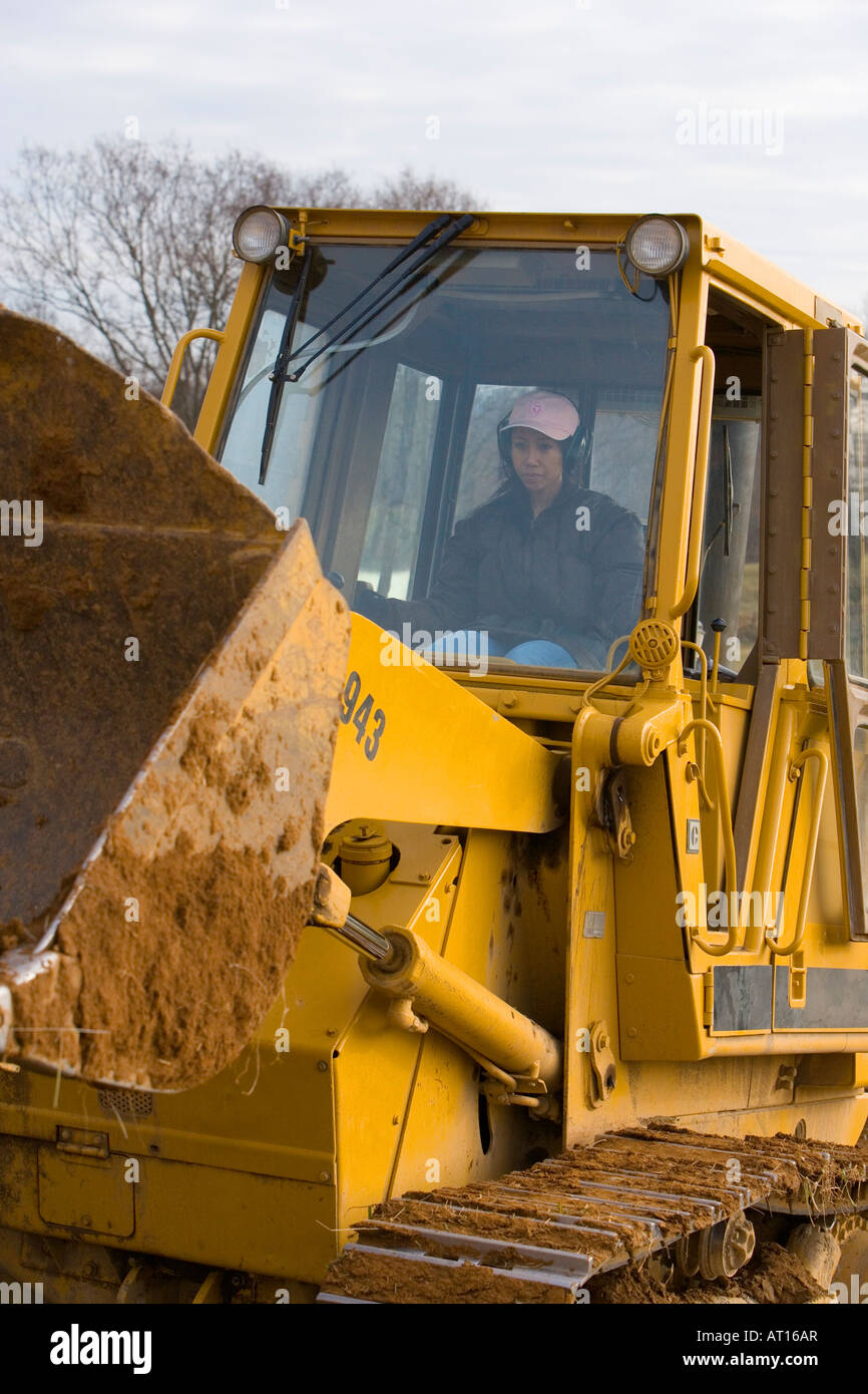 Frau Bulldozer auf einer Baustelle in Betrieb Stockfoto
