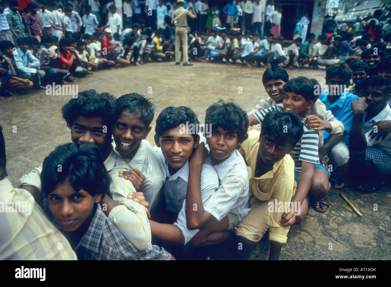 Heranwachsenden Jungen hocken sich in Linie während des Wartens auf ein Kino, in Madras (Chennai) Indien zu öffnen. Stockfoto