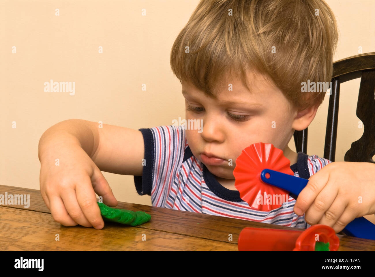 junge Kleinkind Kind spielt mit "Spielen Teig" Werkzeuge und Spielzeug schneiden und Modellierung 22 Monate alt Stockfoto