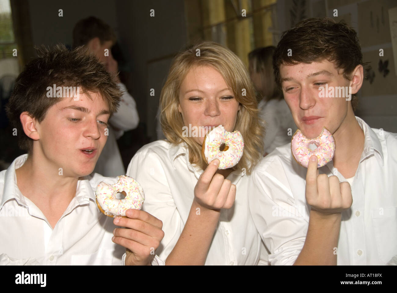 Jugendliche der Schule einige Straßenszenen Modell veröffentlicht Stockfoto