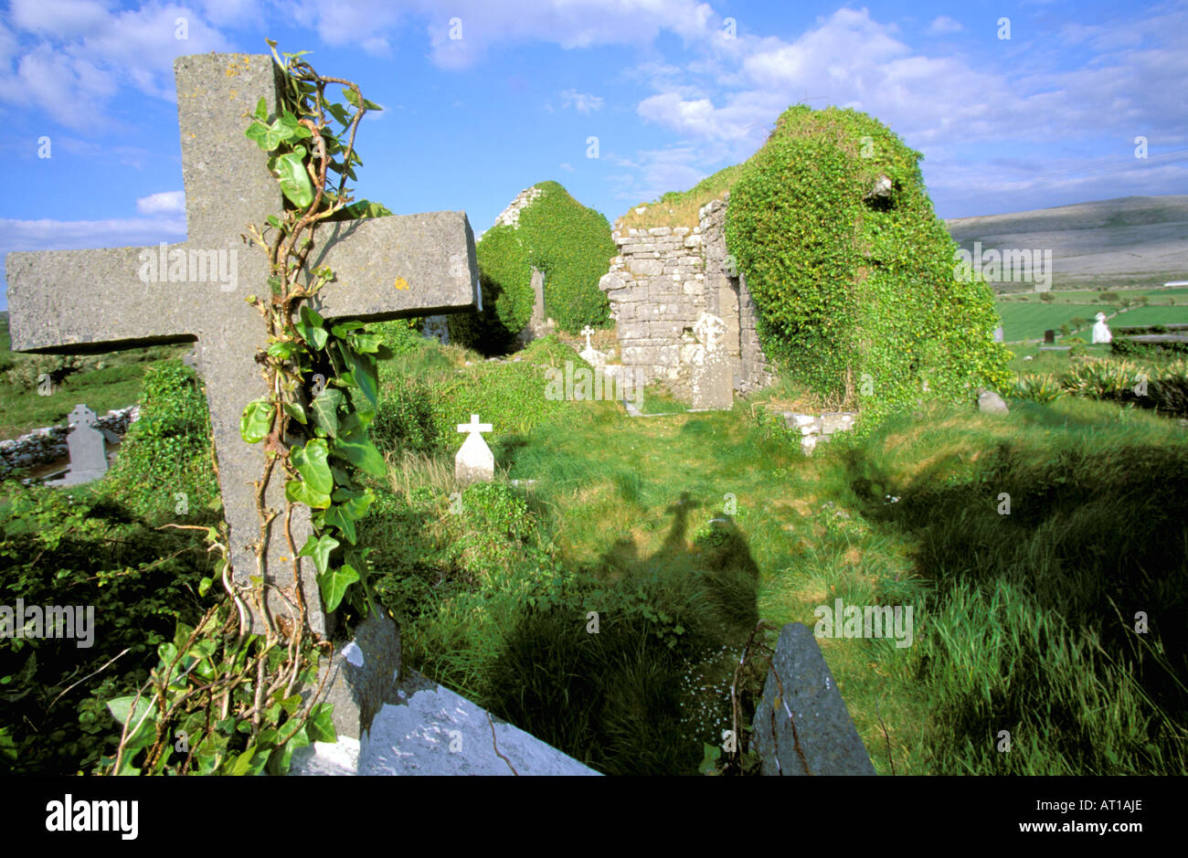 Irland, Ballyvaughan, Co Clare, Drumcheehy Kirche Stockfotografie - Alamy