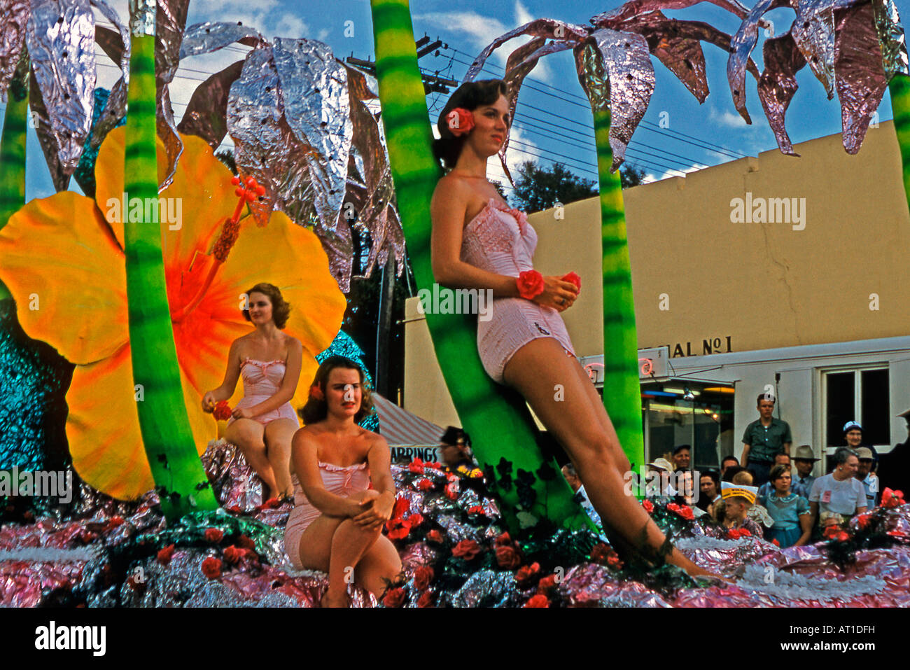 Parade Festwagen beim Gasparilla Pirate Festival, Tampa, Florida, c 1956. Hier entspannen sich Modelle in Bademode zwischen riesigen Blumen aus Silberfolie. Stockfoto