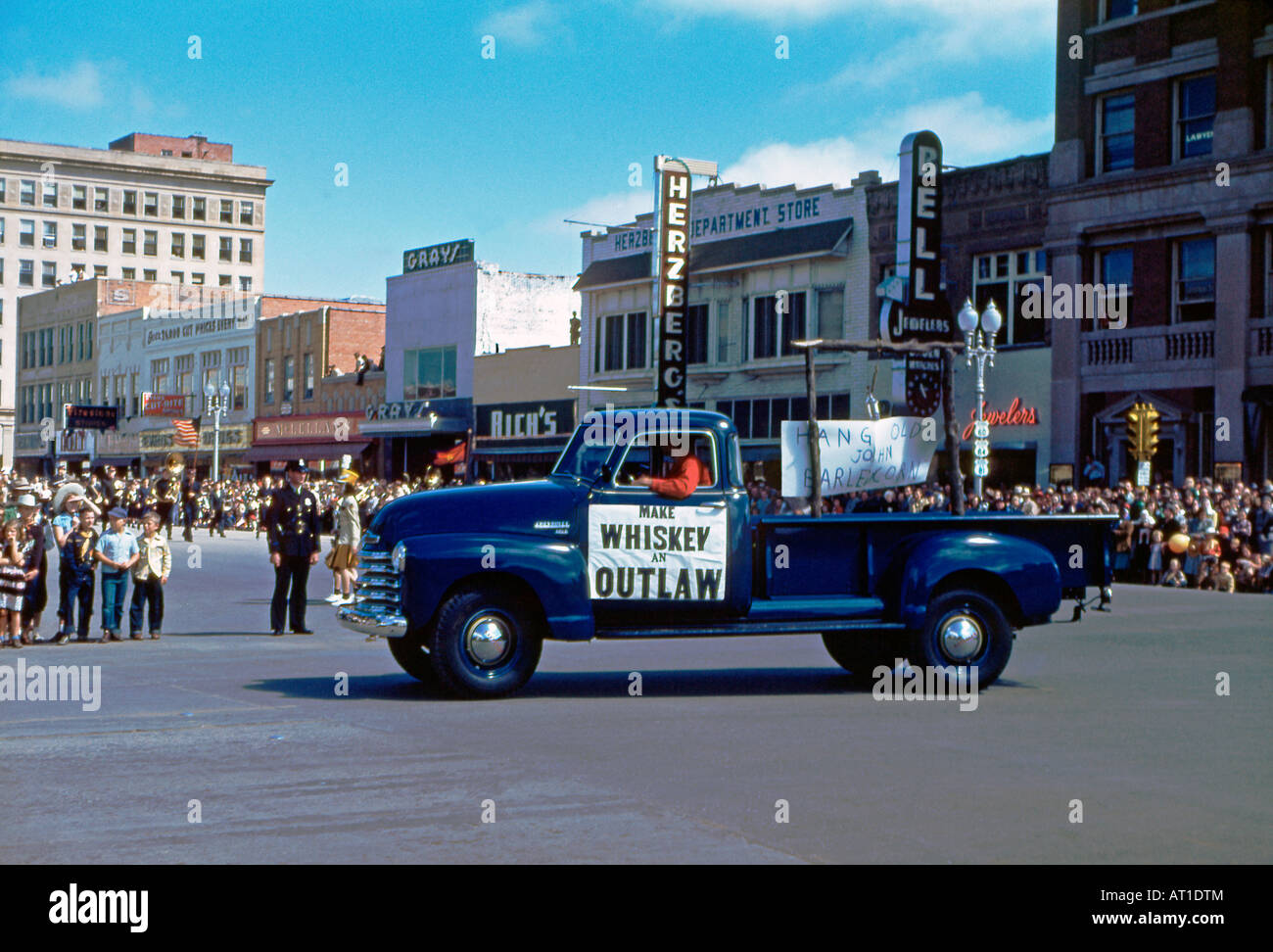 Anti-Getränk Slogan auf LKW in einem Straßenumzug, Enid, Oklahoma, USA, 1950 Stockfoto