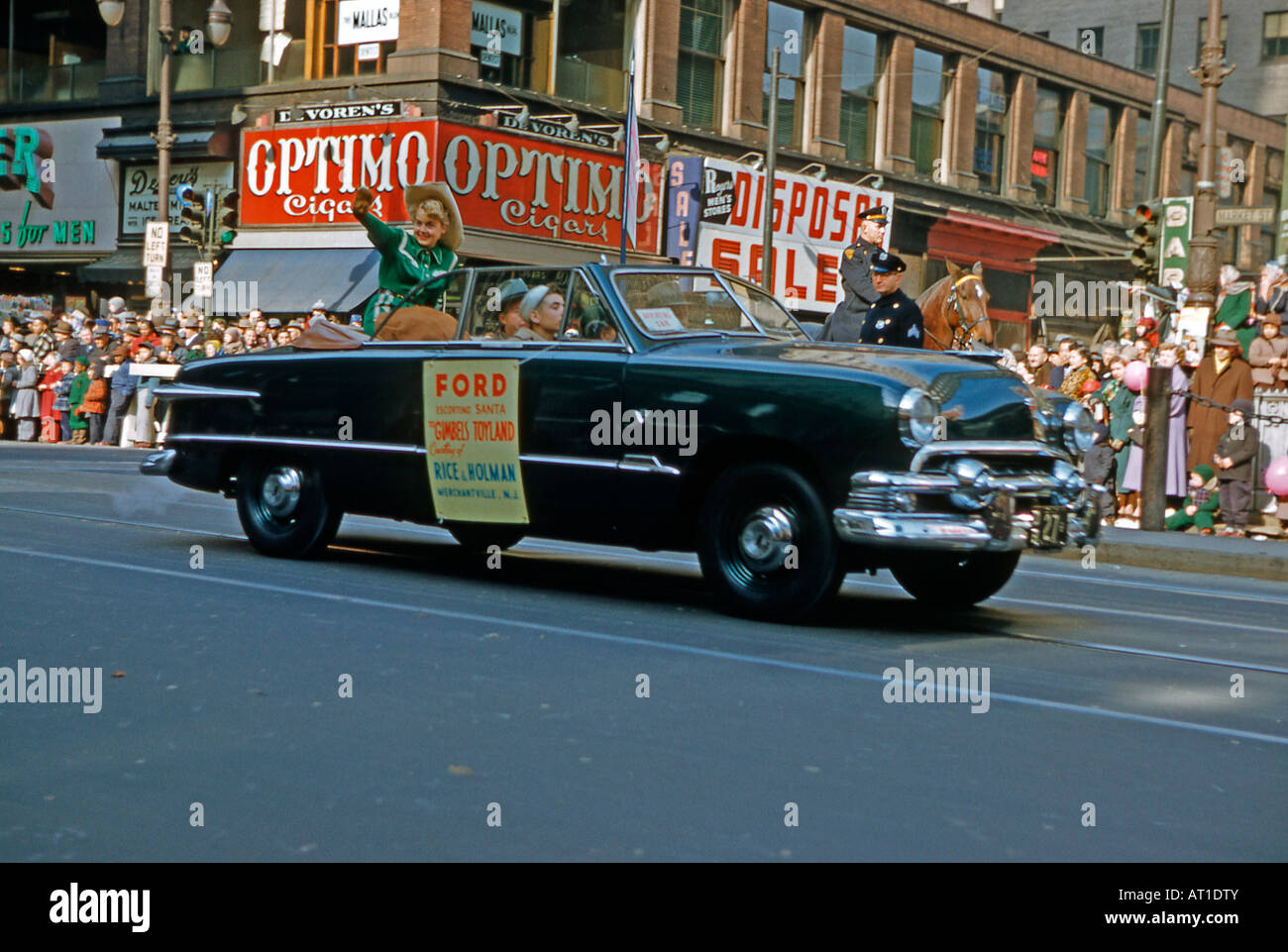 Schauspielerin und Sängerin Laurie Anders bei der Thanksgiving Day Parade, Philadelphia, 1951 Stockfoto