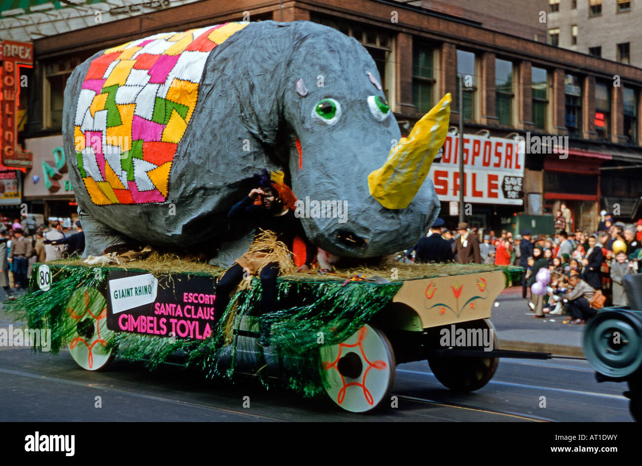 Parade Float mit papier Papiermache Riesen Rhino, Thanksgiving Day Parade, Philadelphia, 1951 Stockfoto