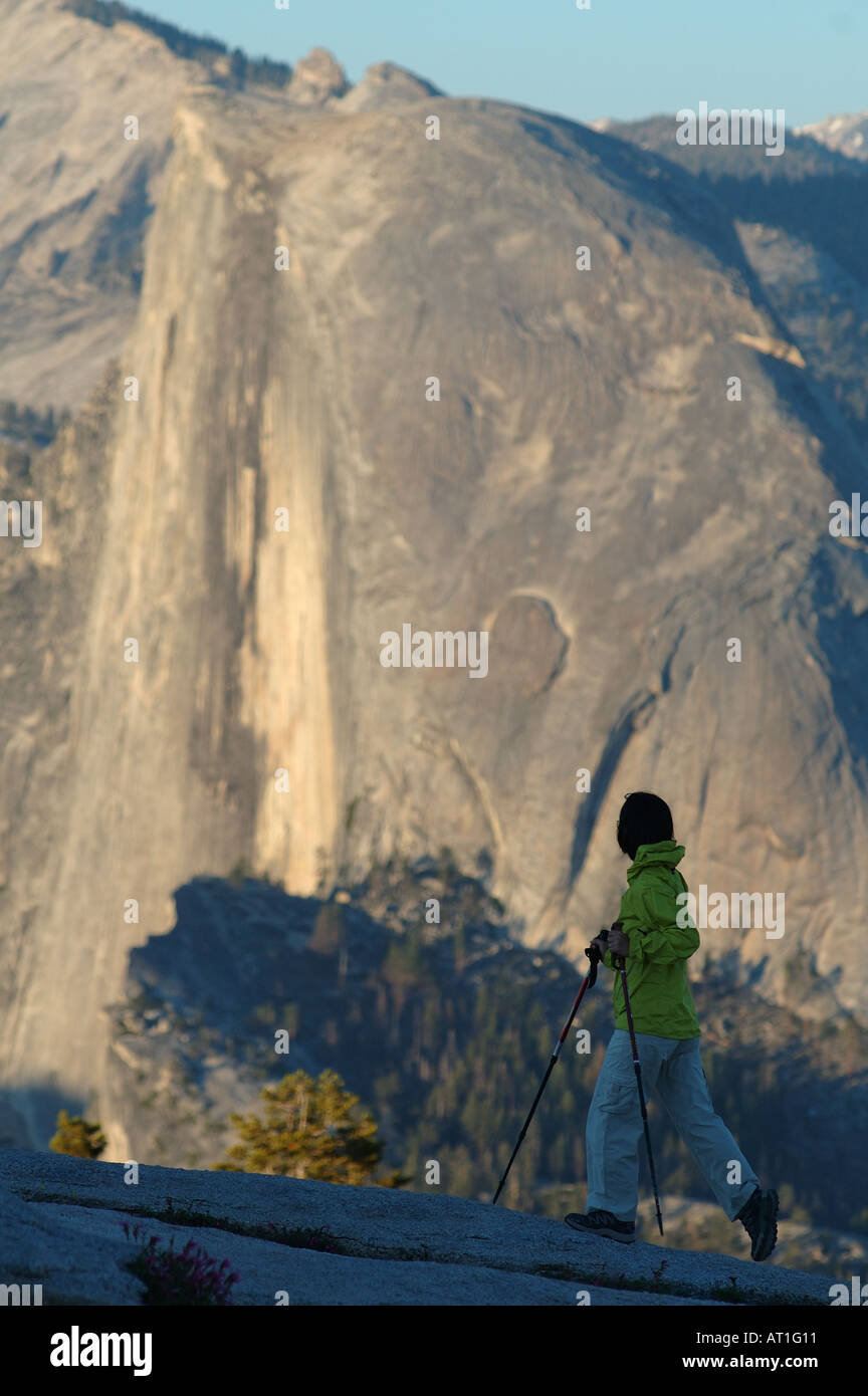 Wanderer mit Blick auf den Half Dome von Sentinel Dome, Yosemite-Nationalpark, Kalifornien, USA Stockfoto