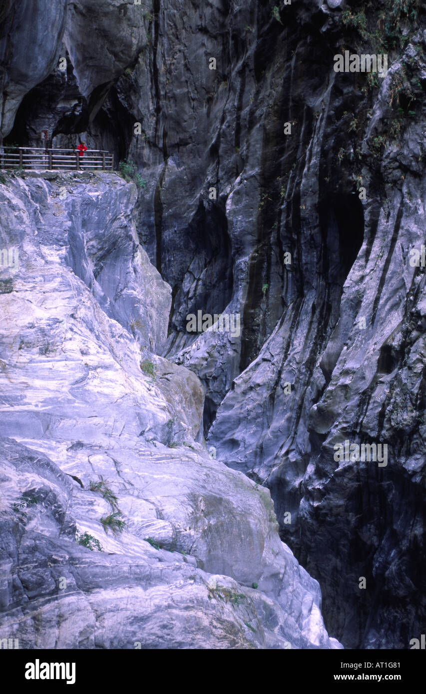 Wanderer über Marmor Klippen auf dem Tunnel der neun Umdrehungen Trail, Taroko-Nationalpark, Taiwan Stockfoto