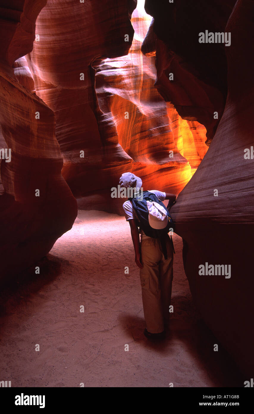 Ein Wanderer späht um die Ecke im Antelope Canyon Page Arizona USA Stockfoto