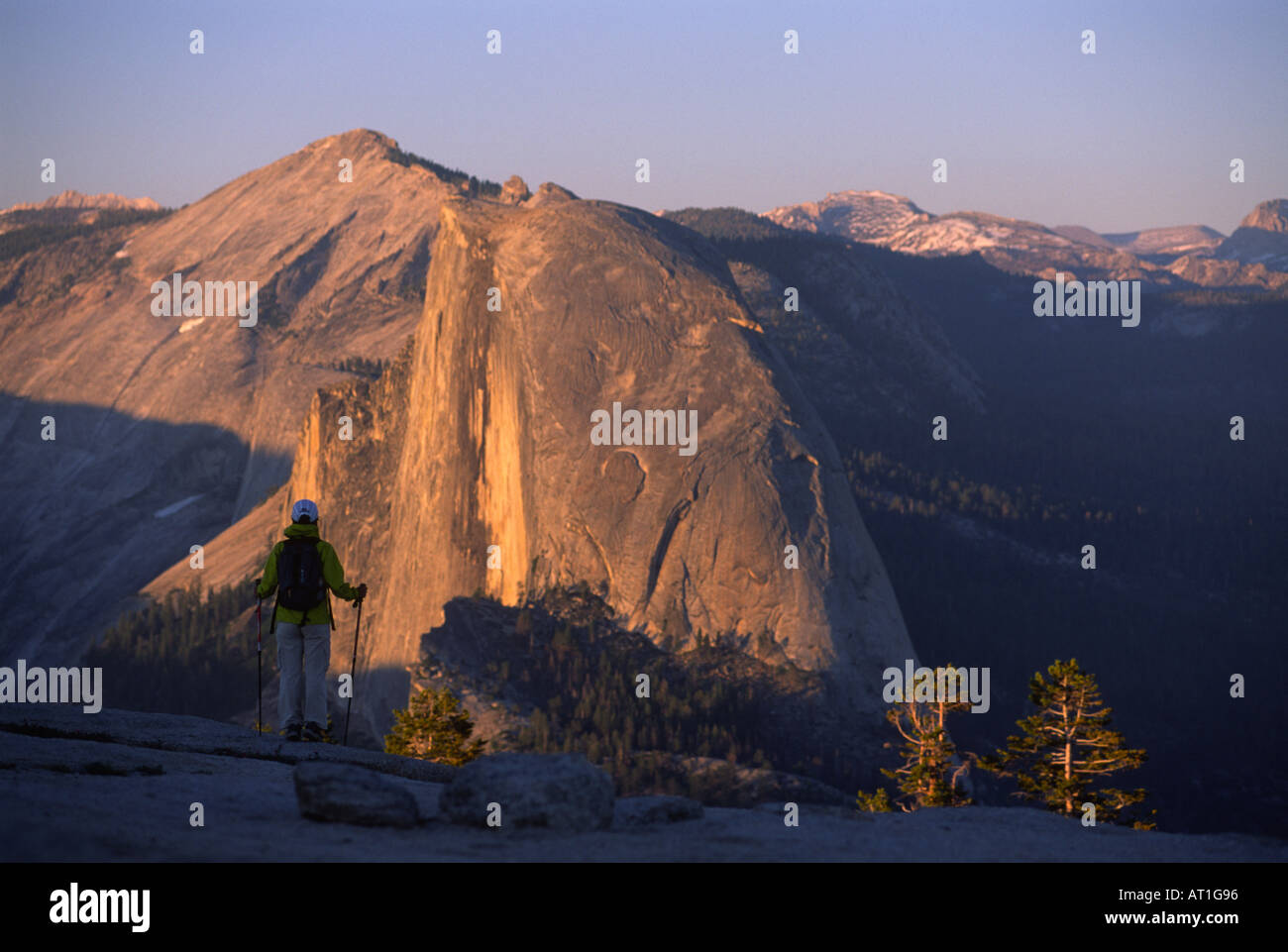 Wanderer mit Blick auf den Half Dome von Sentinel Dome, Yosemite-Nationalpark, Kalifornien, USA Stockfoto