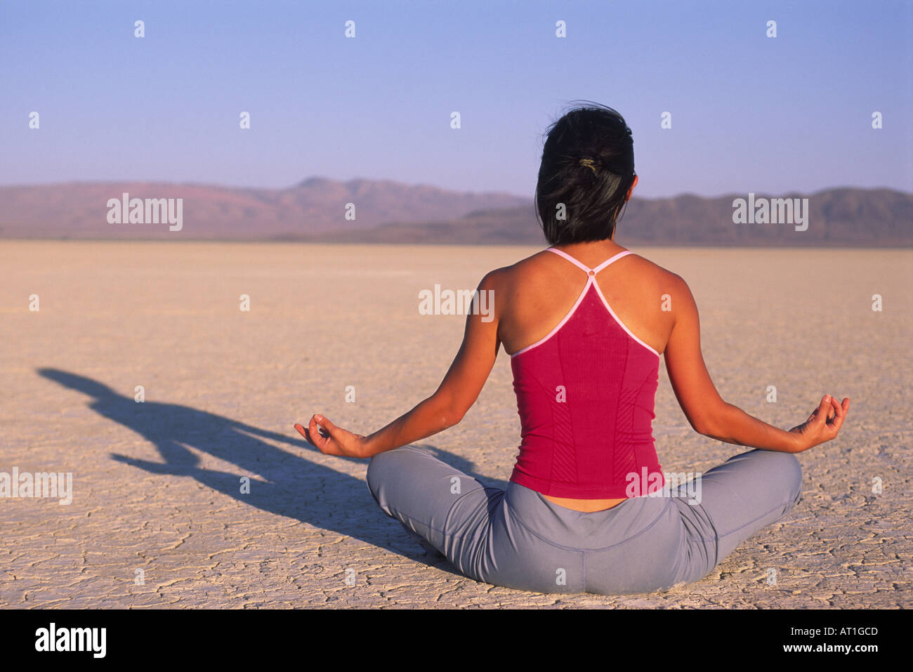 Frau praktizieren Yoga auf der Black Rock Desert Playa Nevada USA Stockfoto