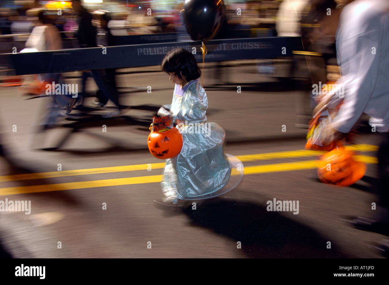 Kind, Süßes oder Saures zu Halloween Stockfoto