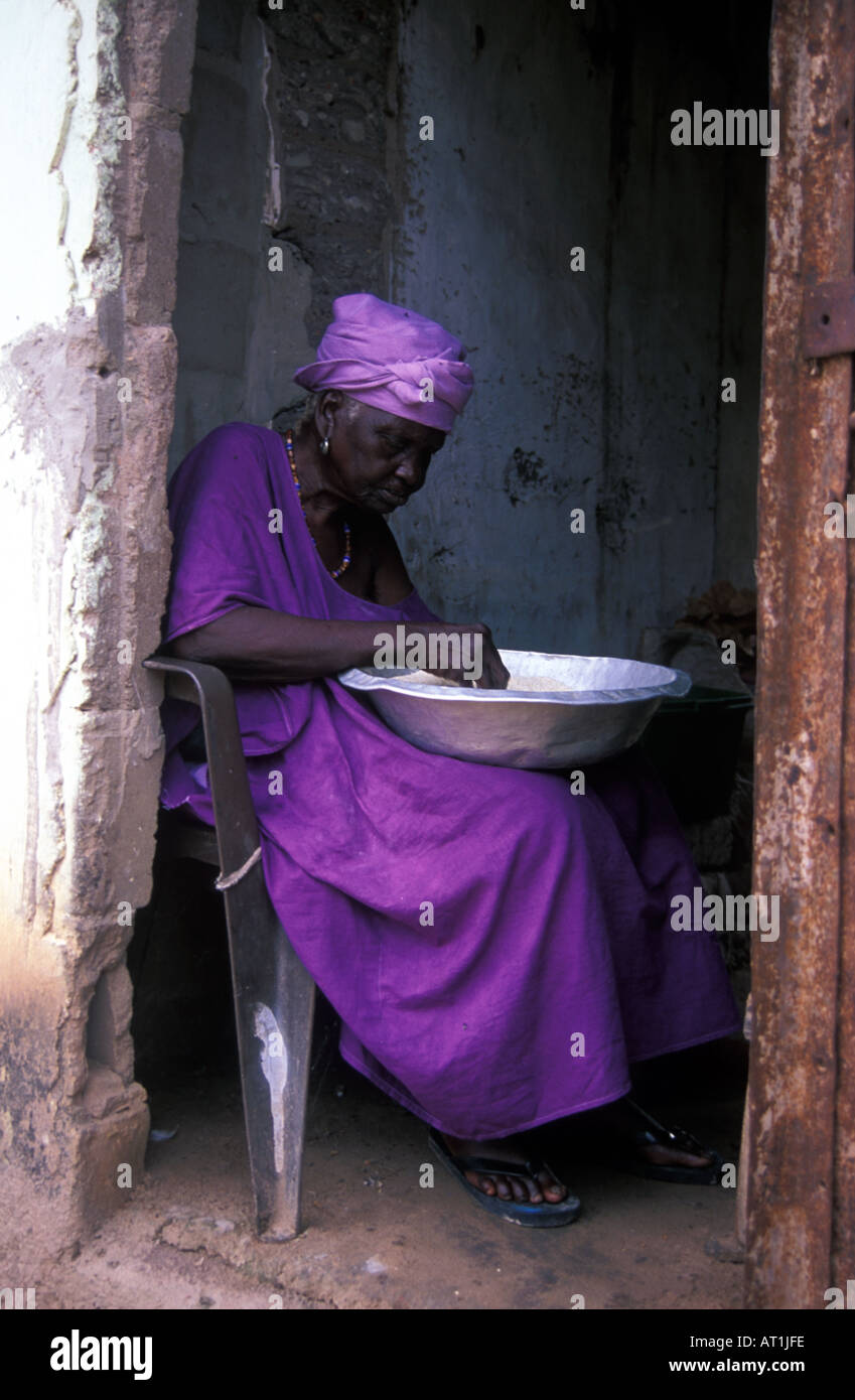 Alte Dame bereitet ihr Reis zum Kochen. Gunjur der Gambia Westafrika Stockfoto