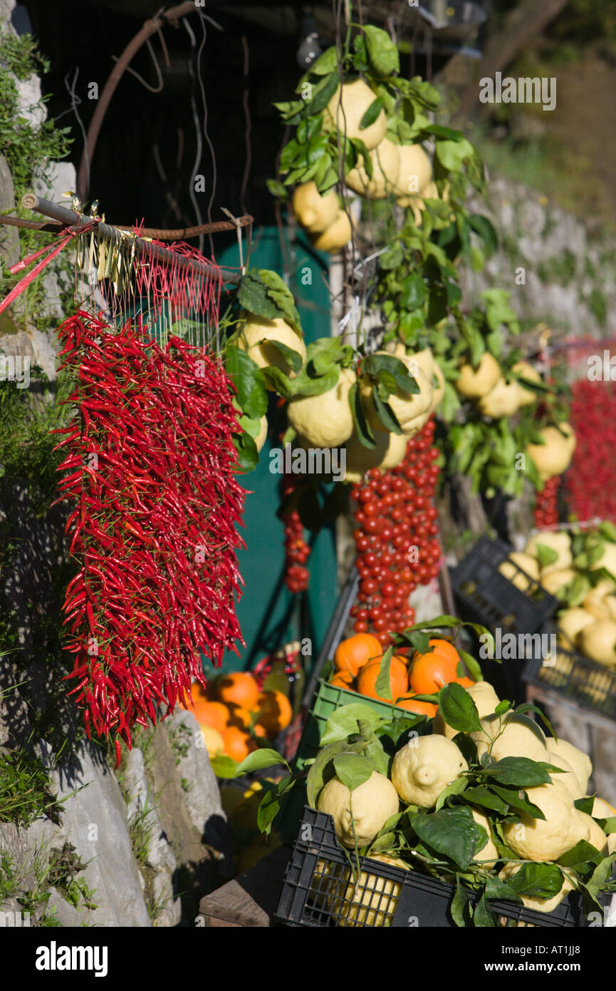 Europa, Italien, Kampanien, (Sorrent Halbinsel) San Pietro: Obst & Gemüse Stand am Straßenrand Stockfoto
