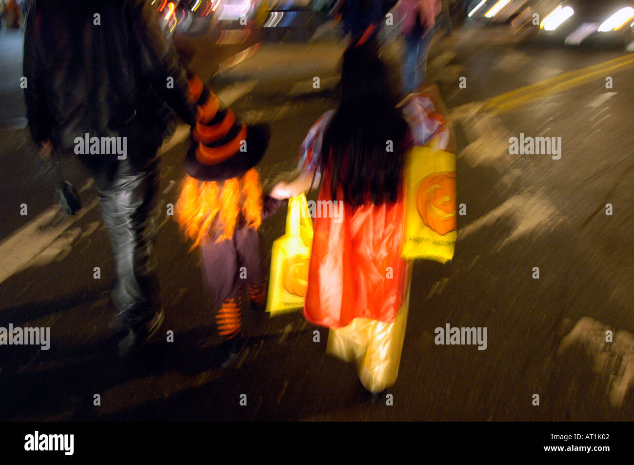 Kinder, Süßes oder Saures zu Halloween Stockfoto