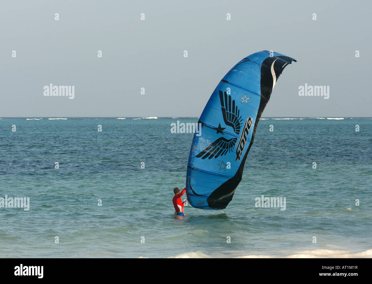 Einführung eines Kites zum Kitesurfen im Indischen Ozean an der Ostküste von Sansibar Stockfoto