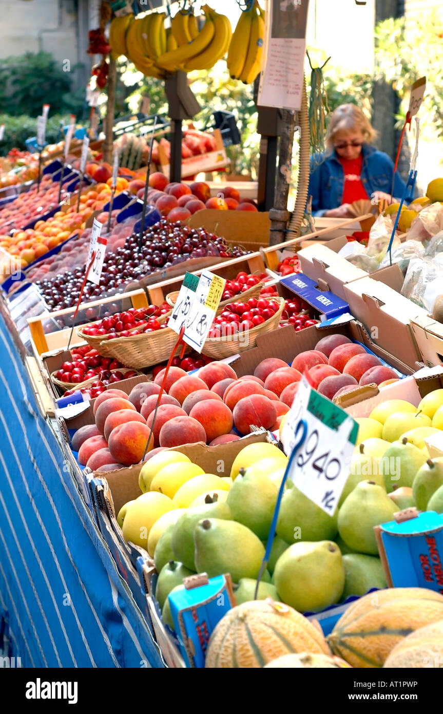 Stall verkaufen Obst und Gemüse in der Nähe von Dom in Como Stockfoto