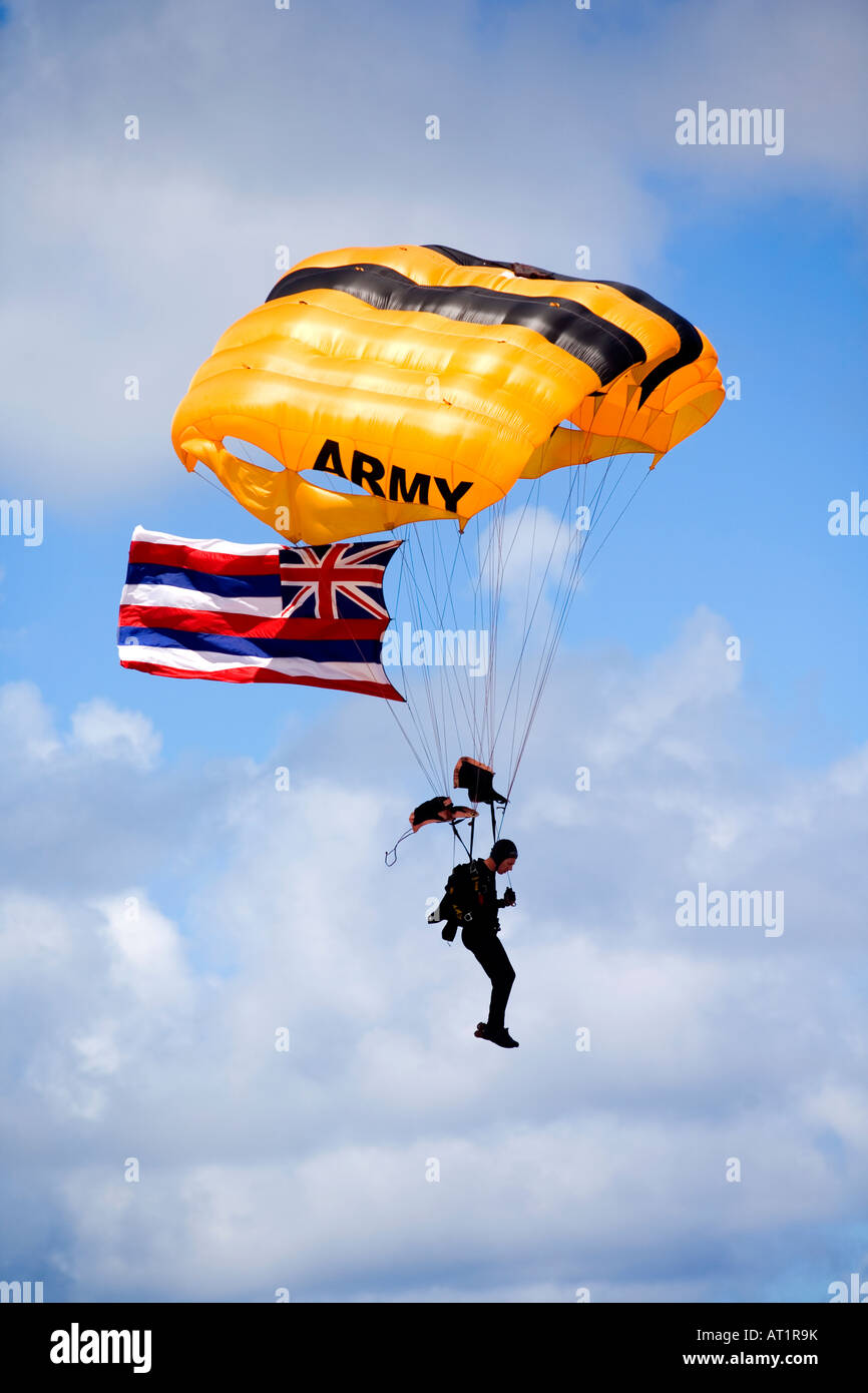 u s Army Golden Knights Fallschirm Teammitglied Landung mit hawaiischen Flagge Stockfoto