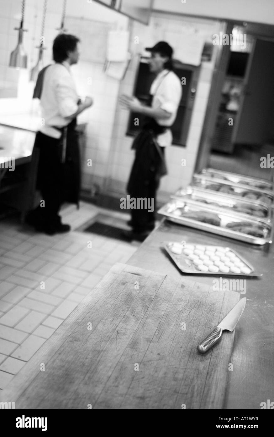 Aufnahme in Restaurantküche Sofiero in Helsingborg, Schweden. Leicht körnig. FÜR DEN REDAKTIONELLEN GEBRAUCH BESTIMMT. Stockfoto