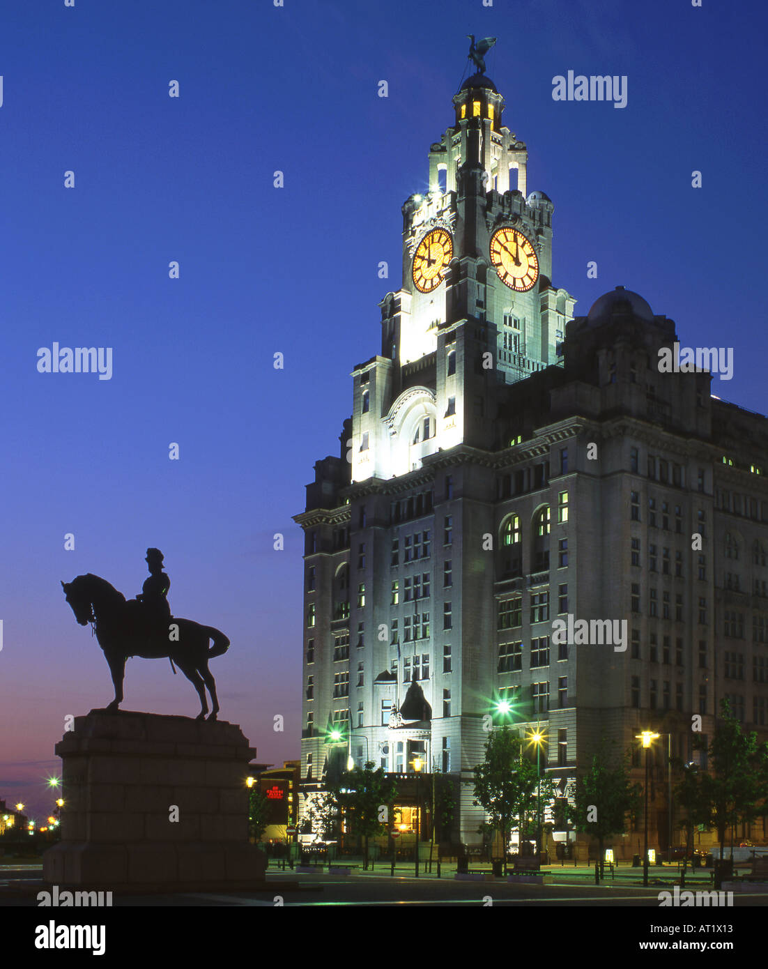 Die Leber-Gebäude und Edward VII Statue bei Nacht, Pier Head, Liverpool, Merseyside, England, UK Stockfoto