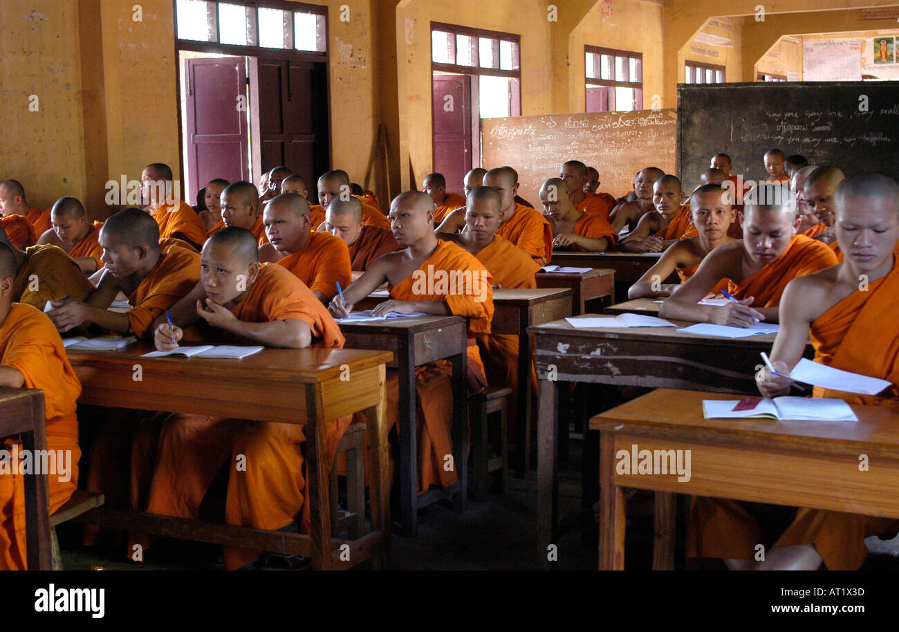 Novizen an der buddhistischen High School am Wat Sok Pa Luang in Vientiane, Laos Stockfoto