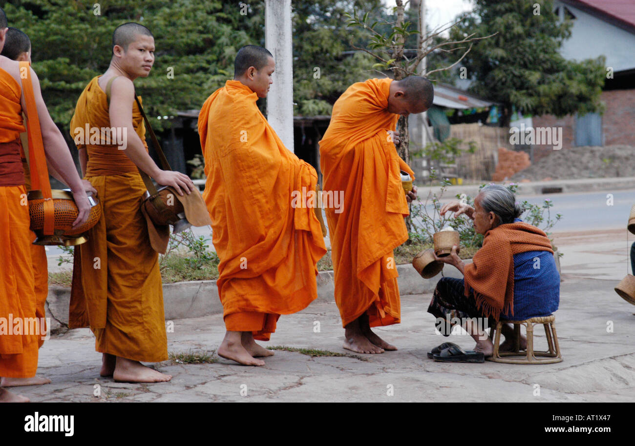 Mönche und Novizen auf Almosen Runde (Vientiane, Laos) Stockfoto